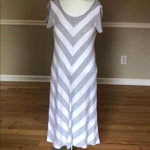kensie gray/white chevron t shirt dress